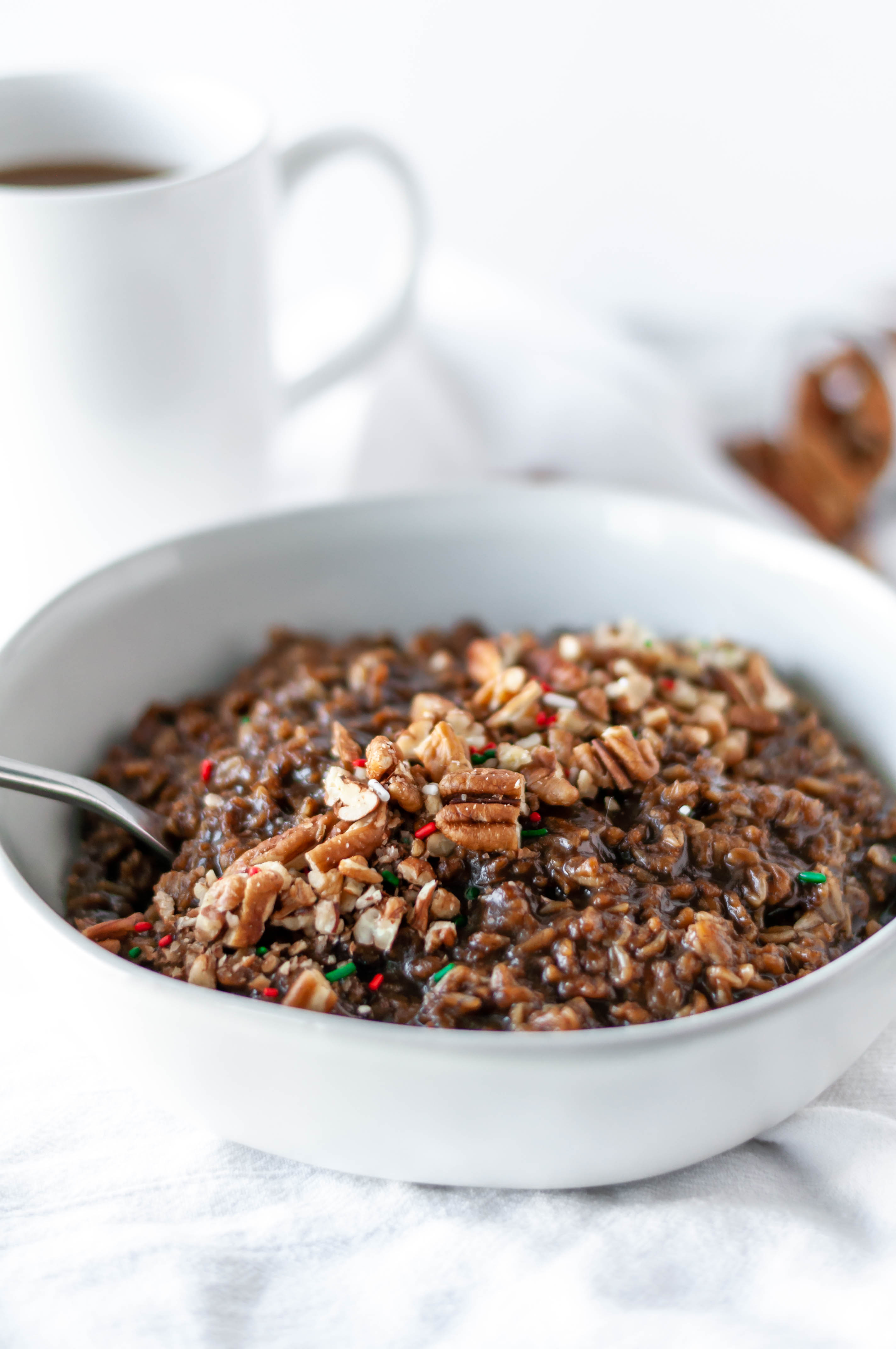 Instant Pot Gingerbread Oatmeal will bring all the holiday spirit. Tons of gingerbread flavor packed into breakfast for a healthy spin on a holiday favorite.