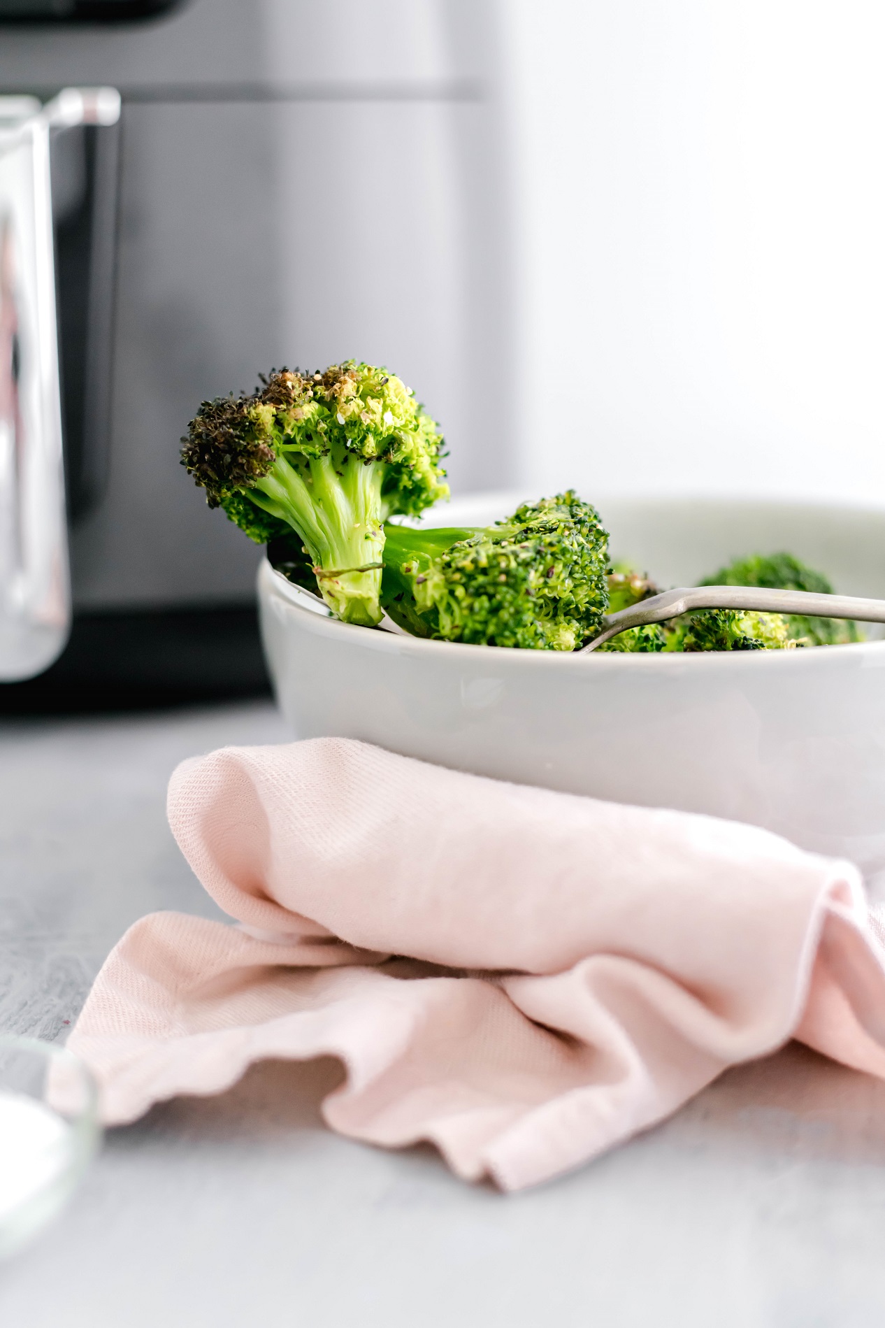 Make crisp, perfectly cooked frozen broccoli in the air fryer in minutes. The perfect easy weeknight side dish. Looking for an easy weeknight side dish? This Air Fryer Broccoli is just what you need. It starts with frozen broccoli and the cooking method results in crisp, perfectly cooked broccoli.