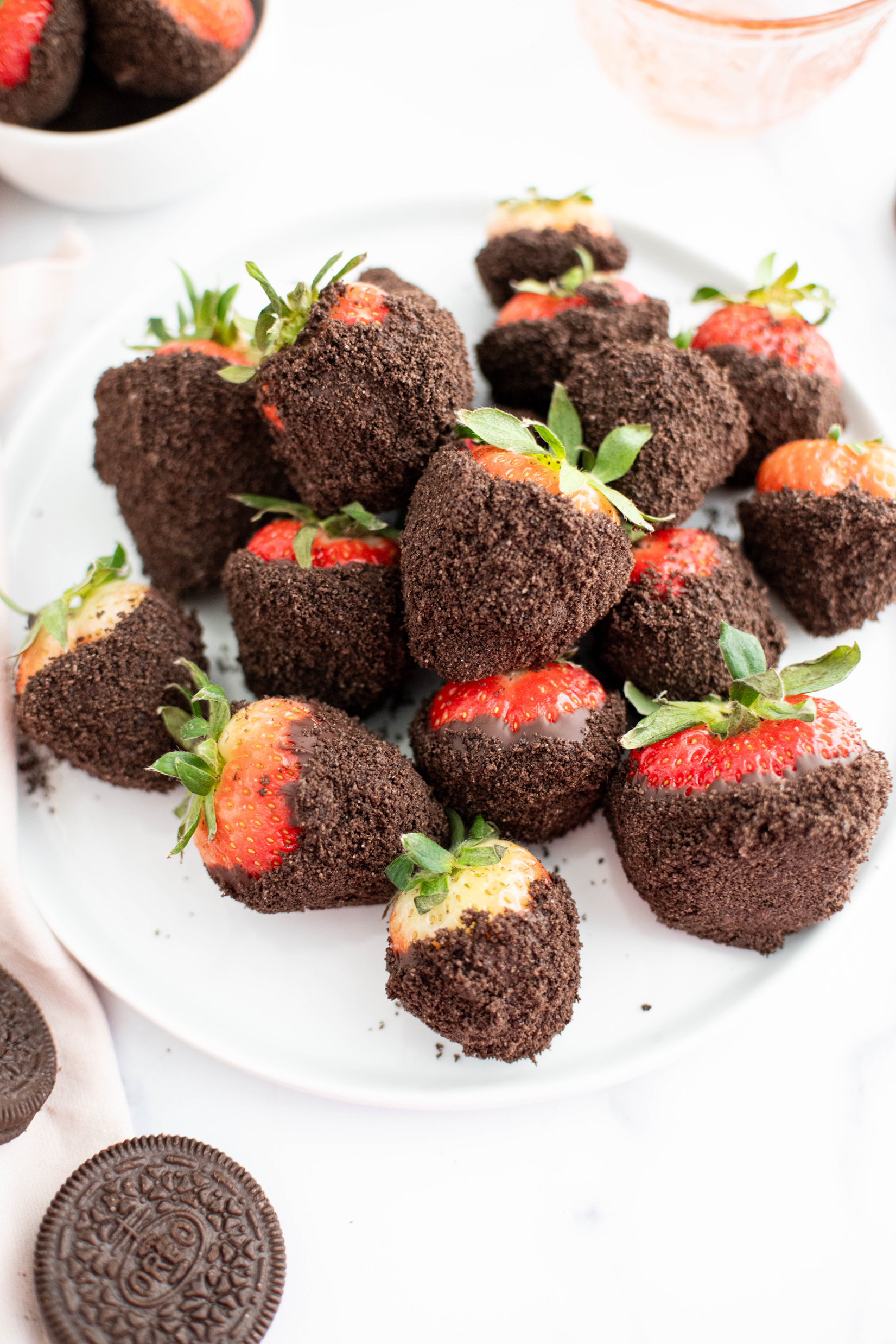 Oreo Chocolate Covered Strawberries piled on a round white plate.